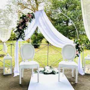 Arche Blanche Cérémonie ronde avec pack floral haute qualité et voilage