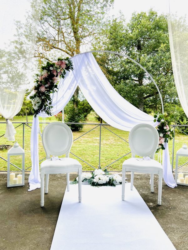 Arche Blanche Cérémonie ronde avec pack floral haute qualité et voilage