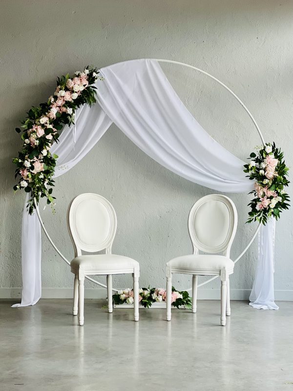 Arche Blanche Cérémonie ronde avec pack floral haute qualité et voilage – Image 2